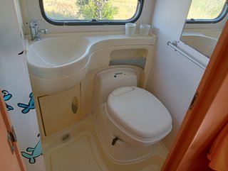 Autocaravana familiar lista para viajar
