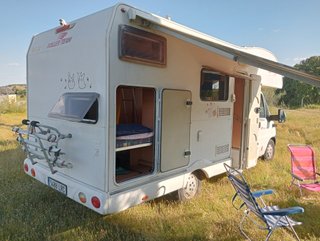 Autocaravana familiar lista para viajar