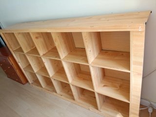 Estantería de madera con 15 compartimentos.