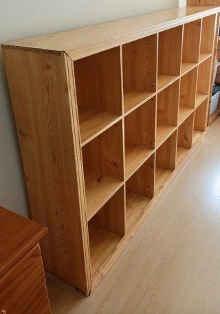 Estantería de madera con 15 compartimentos.