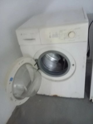 Lavadora y nevera pequeña blanca
