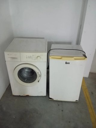 Lavadora y nevera pequeña blanca