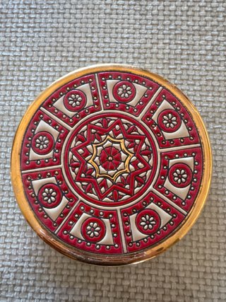 Platos decorativos pintados a mano en oro