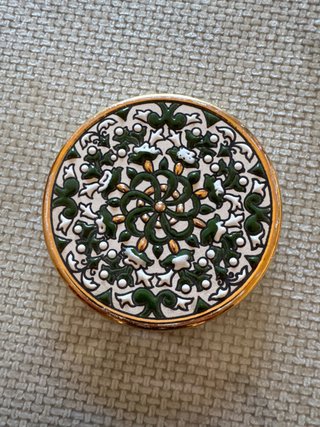 Platos decorativos pintados a mano en oro