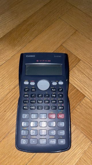 Calculadora Casio fx-82MS en su funda