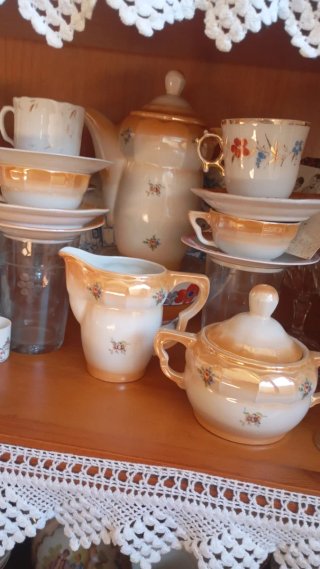 Set di caffè in porcellana dorata antica