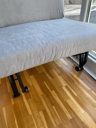 Sofá Cama Gris Tela y Metal Con su funda blanca