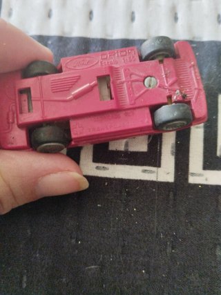 Coche de juguete rosa