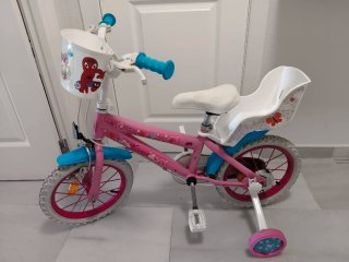 Bicicleta infantil rosa con ruedines