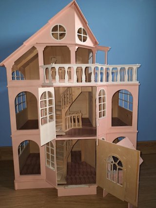 Casa de muñecas rosa