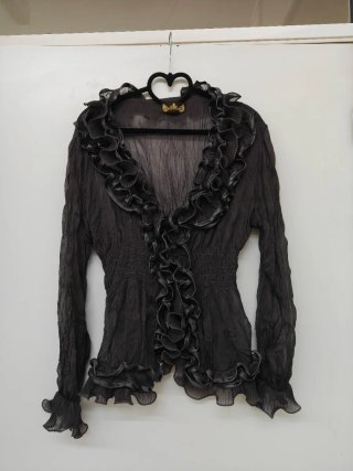 Chaqueta/blusa gris volantes.