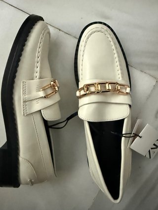 Mocasines Zara Blanco con Cadena Dorada a estrenar