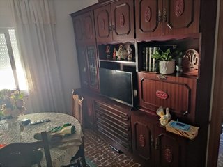 Mueble TV madera con mesa y sillas