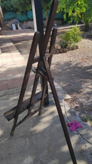 Caballete de madera maciza para pintura.