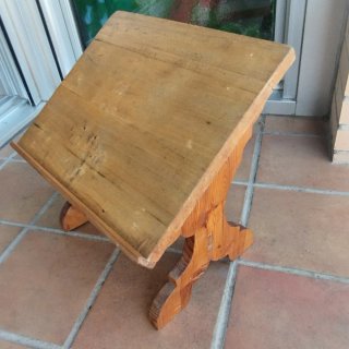 Antiguo atril de mesa de madera