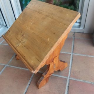 Antiguo atril de mesa de madera