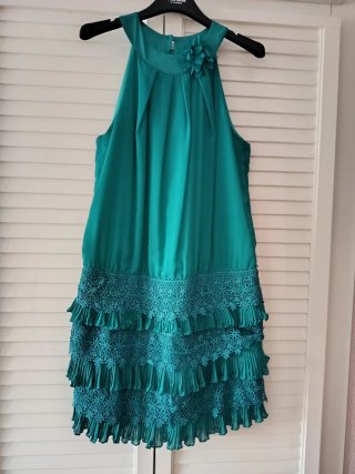 Vestido verde azulado con volantes