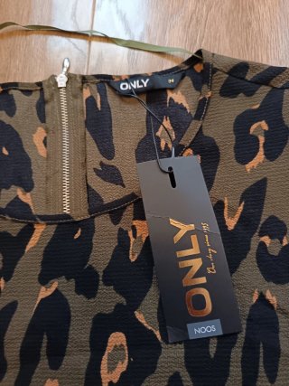 Conjunto Only estampado leopardo y falda negra