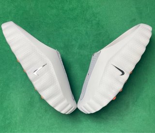 Chanclas blancas y naranjas
