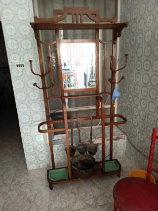 Gabanero de madera antiguo