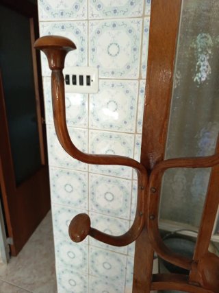 Gabanero de madera antiguo