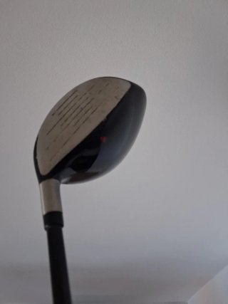 Palo de golf negro.  Madera 3. TaylorMade
