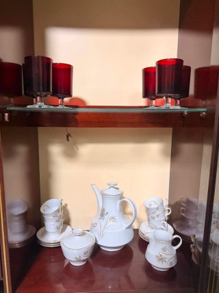 Colección de platos y objetos decorativos