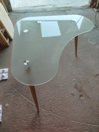 Mesa escritorio cristal con patas de hierro