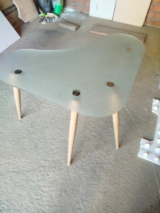 Mesa escritorio cristal con patas de hierro