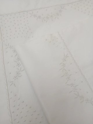Juego de cama bordado a mano sin iniciales