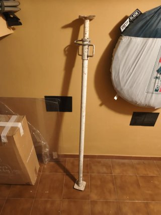 Puntal de obra metálico