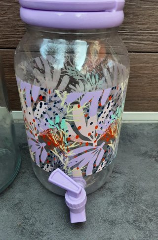 Bote de cristal sin grifo otro de plástico con gri