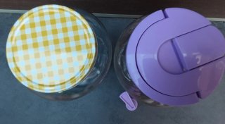 Bote de cristal sin grifo otro de plástico con gri