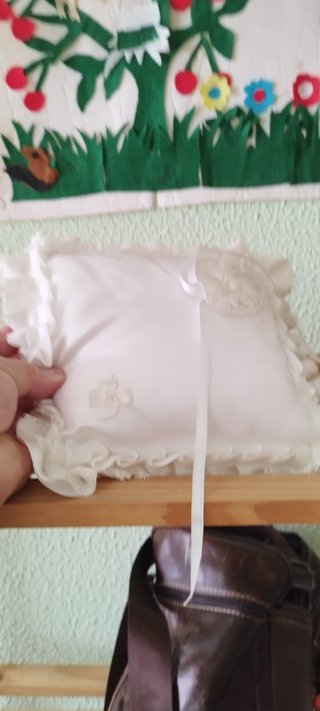 Traje boda con cojín anillos,boda blanco
