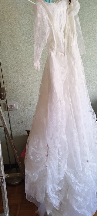 Traje boda con cojín anillos,boda blanco
