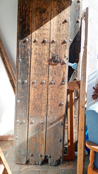 Portón doble madera antiguo con cerradura
