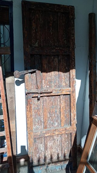 Portón doble madera antiguo con cerradura