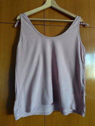 Camiseta rosa con bordados