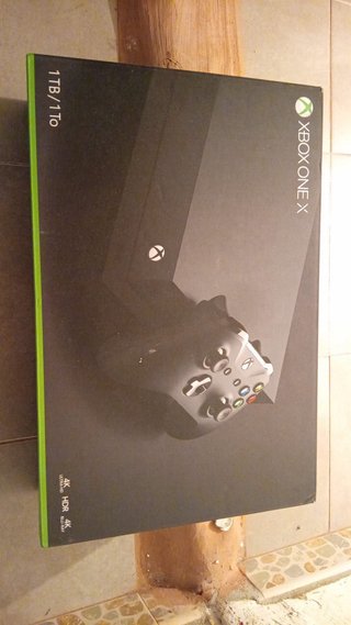 Xbox One X 1TB Nero + Controller + Gioco