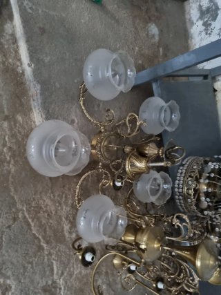 Lámparas antiguas doradas y transparentes