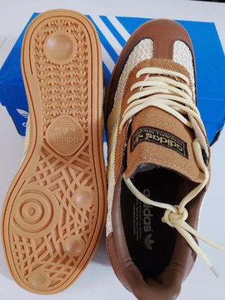 Adidas Marrón y beige