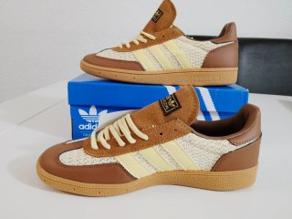 Adidas Marrón y beige