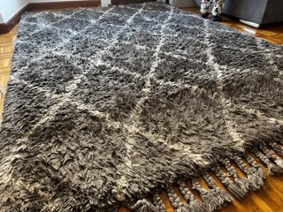 Alfombra pelo largo rombos gris y blanco