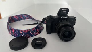 Cámara Canon con correa y tapas