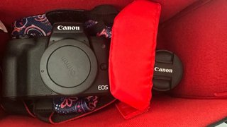 Cámara Canon con correa y tapas