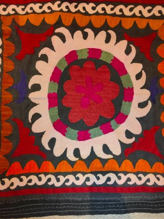 Suzani antiguo hecho a mano. Bordado uzbeko.