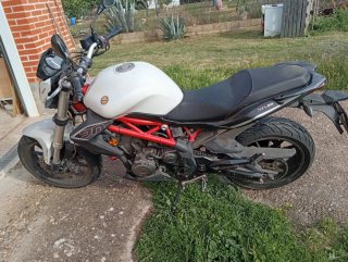 Benelli 302 Naked Blanca y Roja