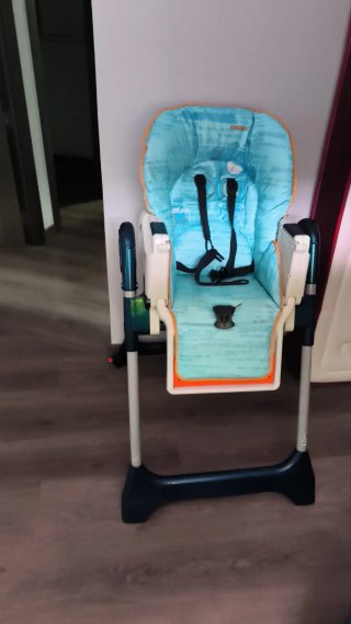 Trona de bebé azul con cojín