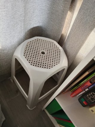 Banco de plástico blanco octogonal