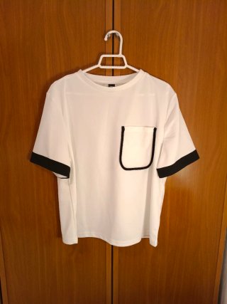Camisa blanca con detalles negros